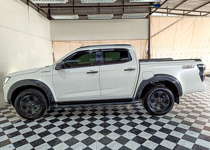 Used 10
                    ISUZU
                     for Sale Image