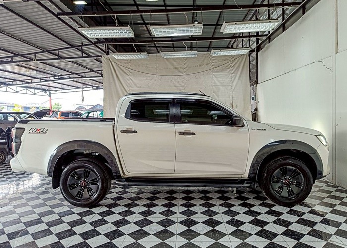 Used 10
                    ISUZU
                     for Sale Image